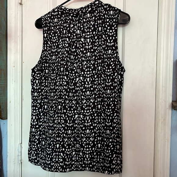 Ann Taylor loft size Large black and white sleeveless top. LIKE NEW - Picture 2 of 2